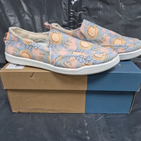 BOXED PAIR OF VIONIC MALIBU SLIP-ON SHOES IN LIGHT BLUE/MULTI SIZE 7.5