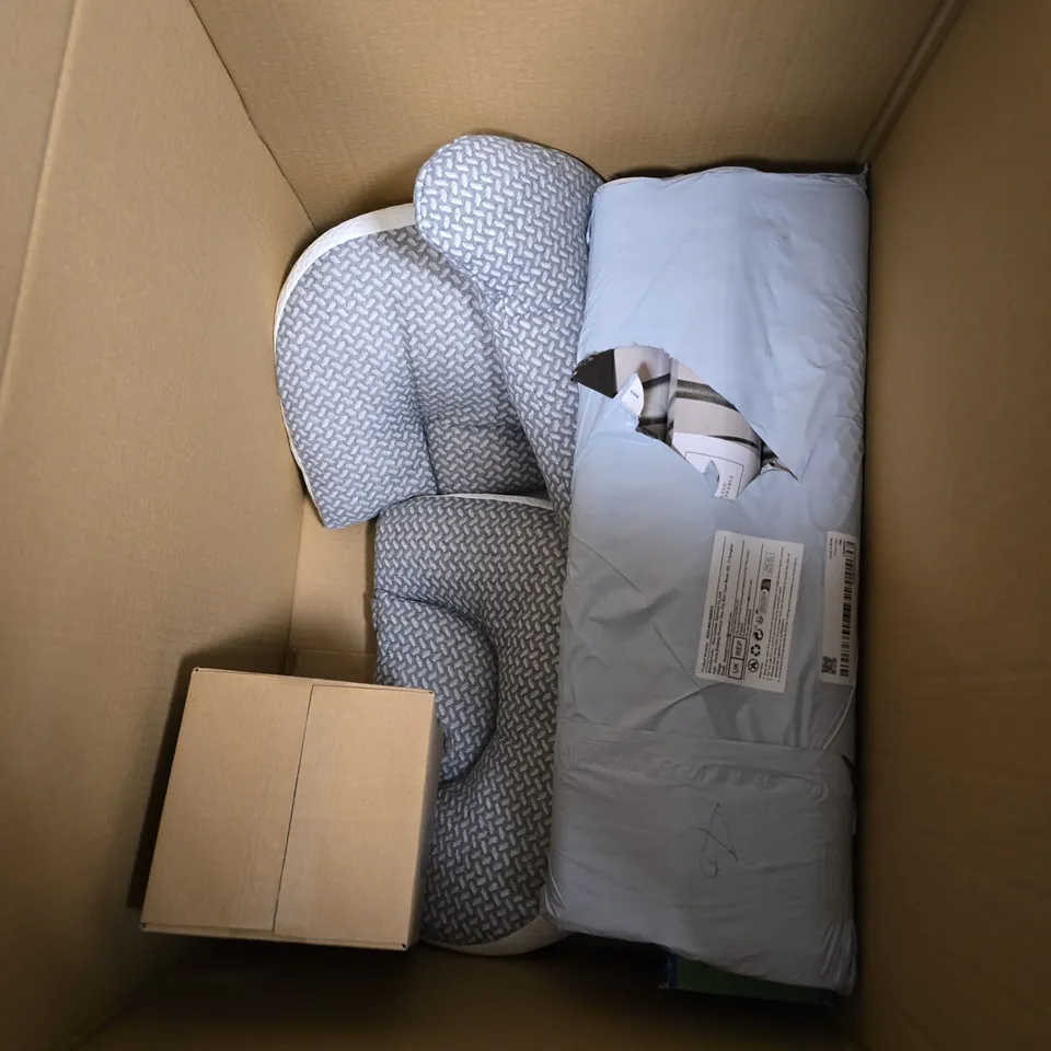BOX OF APPROXIMATELY 7 ASSORTED HOUSEHOLD ITEMS TO INCLUDE - TEDDY DUVET COVER SET - 3KG DUMBBELL PAIR - DECORATIVE SHELF - ETC