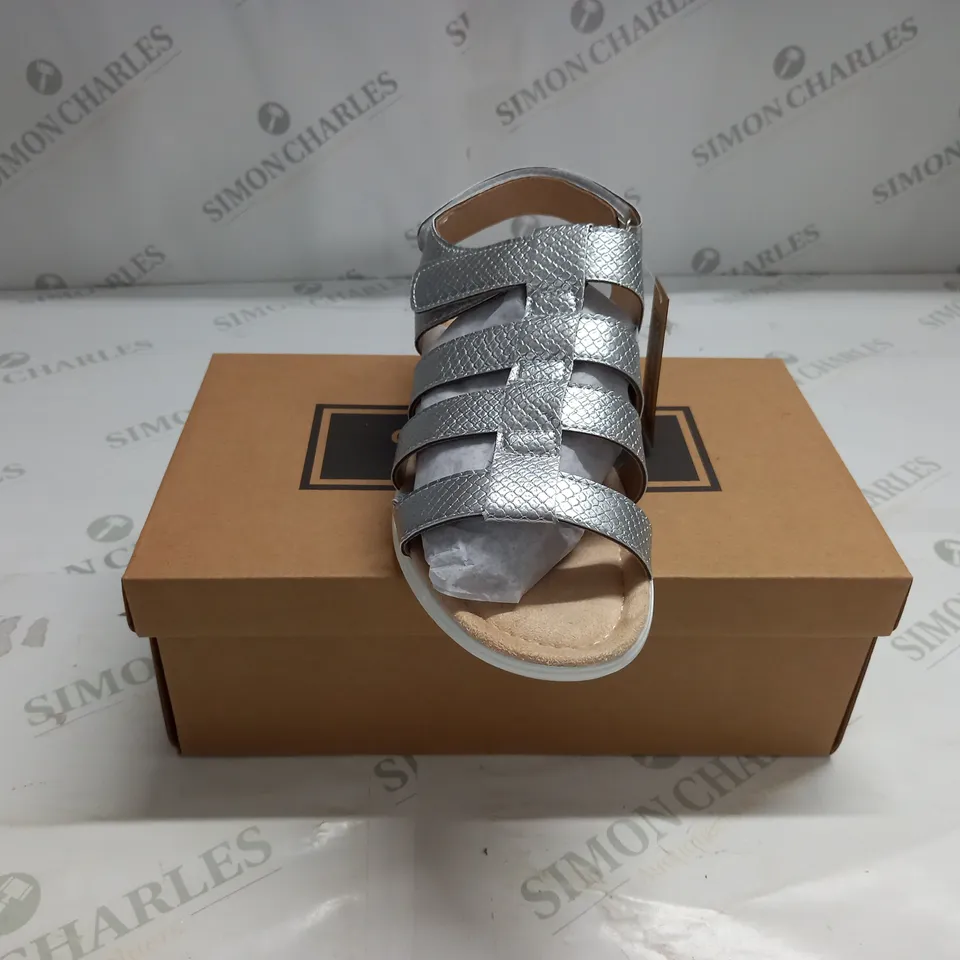 BOXED PAIR OF CUSHION WALK ONE TOUCH CLOSE SANDALS IN SILVER - SIZE 7