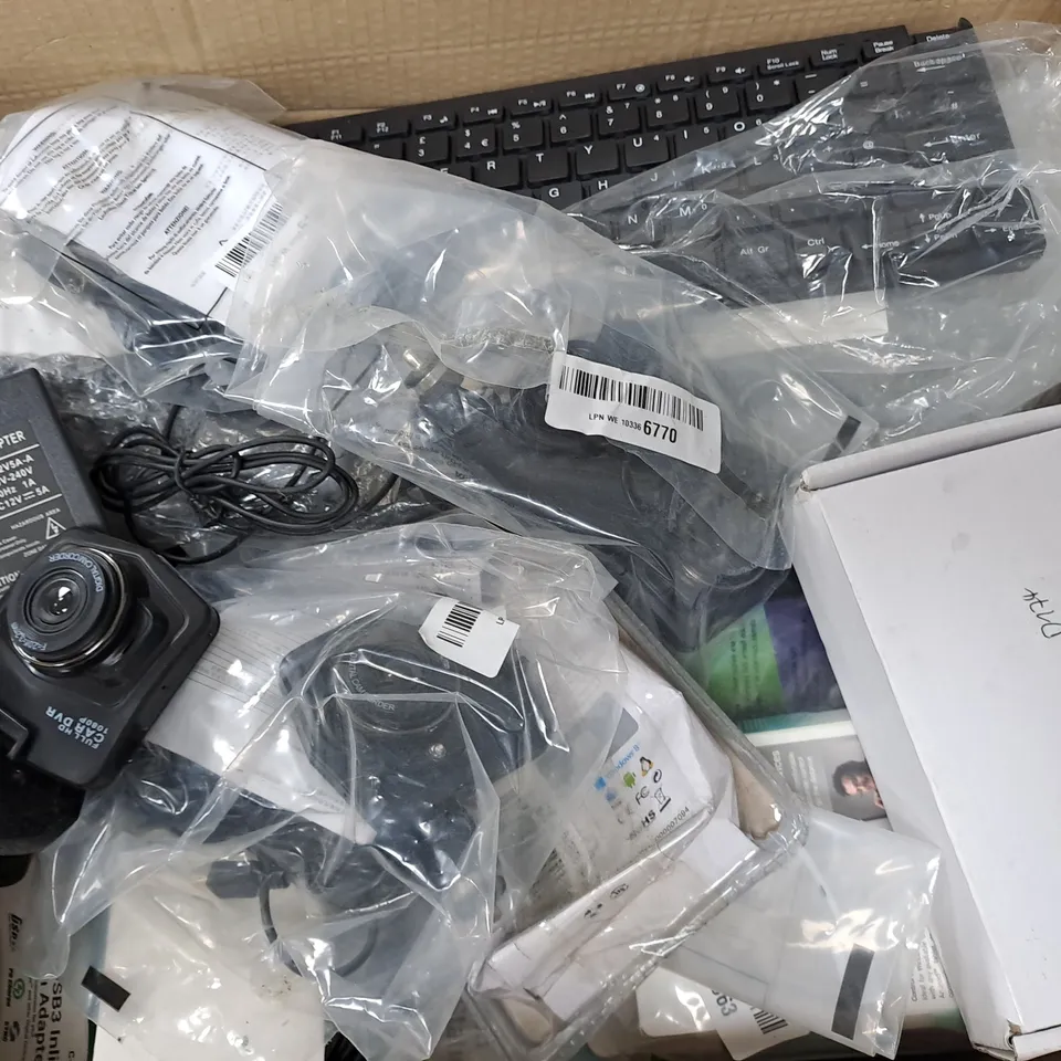 APPROXIMATELY 20 ASSORTED ELECTRICAL ITEMS TO INCLUDE WIRED MOUSE, HARD DISK ENCLOSURE, WIRED KEYBOARD, ETC - COLLECTION ONLY