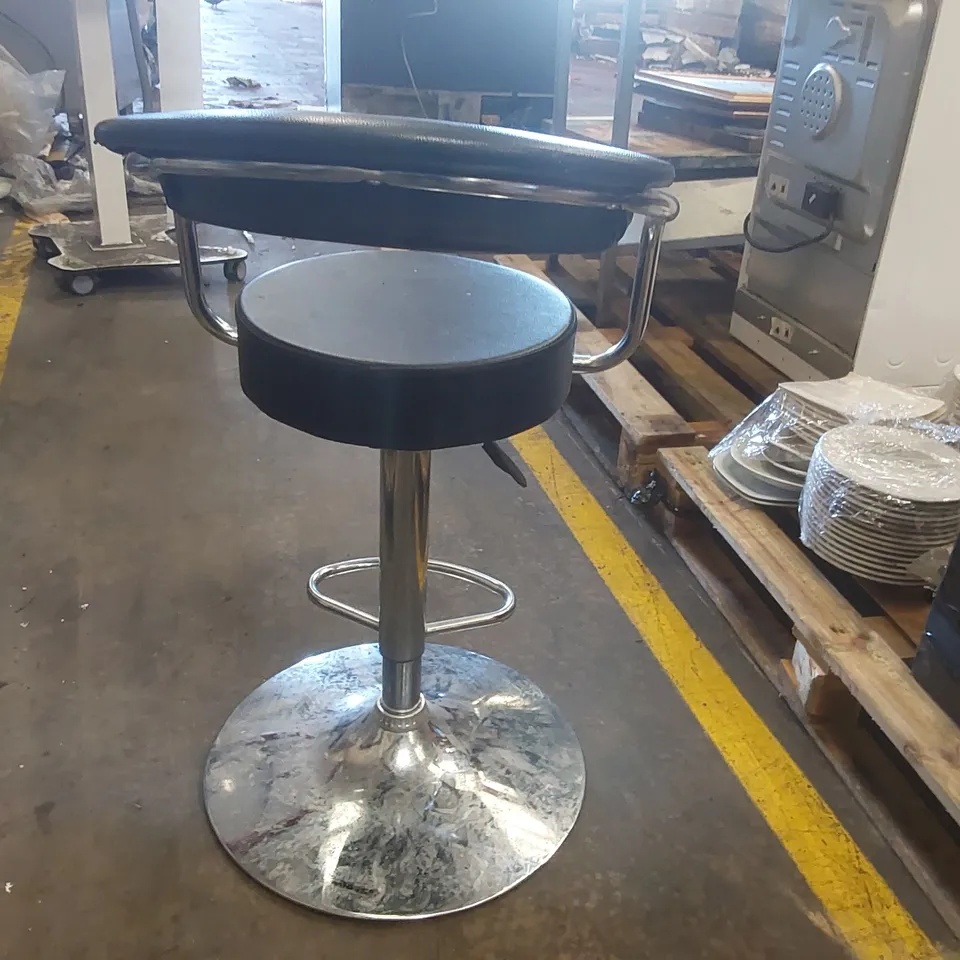 BAR STOOL WITH BACKREST