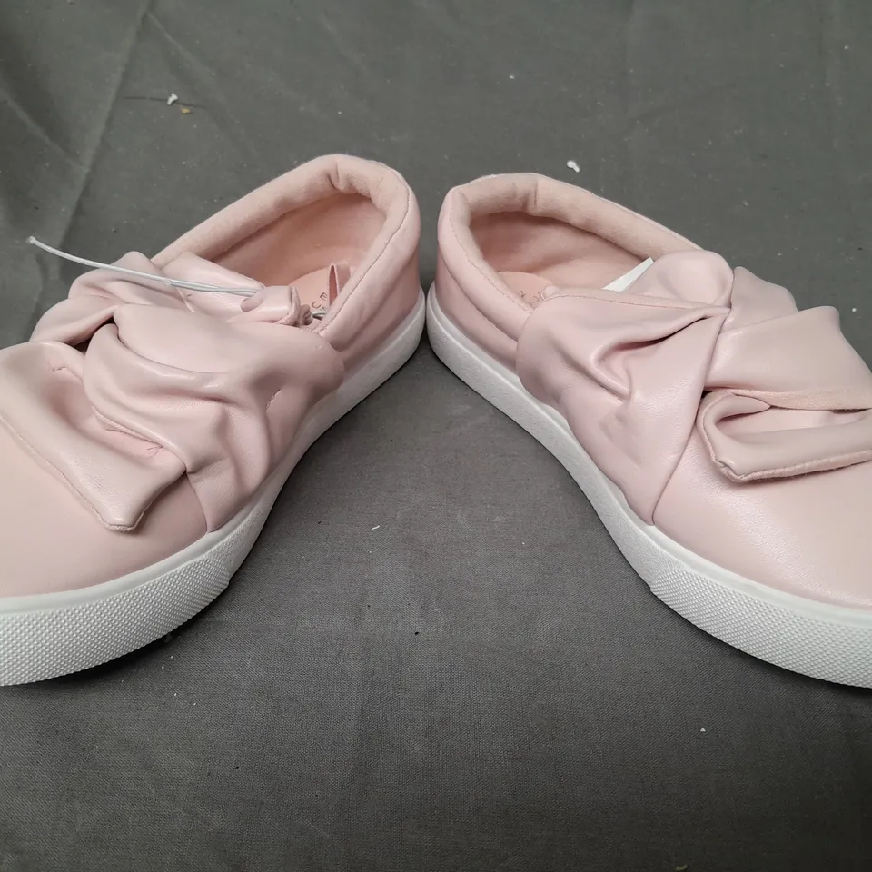 BOX OF APPROXIMATELY 8 PAIRS OF DESIGNER KIDS SLIP-ON SHOES IN PINK - VARIOUS SIZES