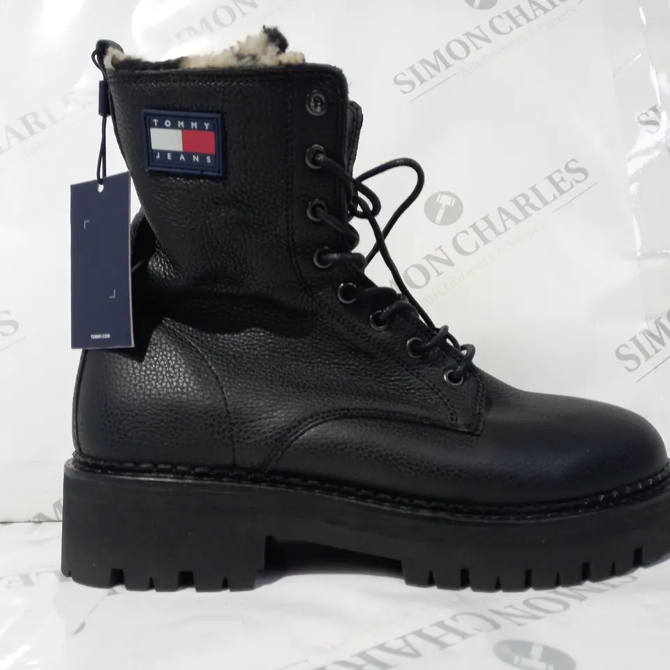 BOXED PAIR OF TOMMY JEANS ANKLE BOOTS IN BLACK UK SIZE 7.5