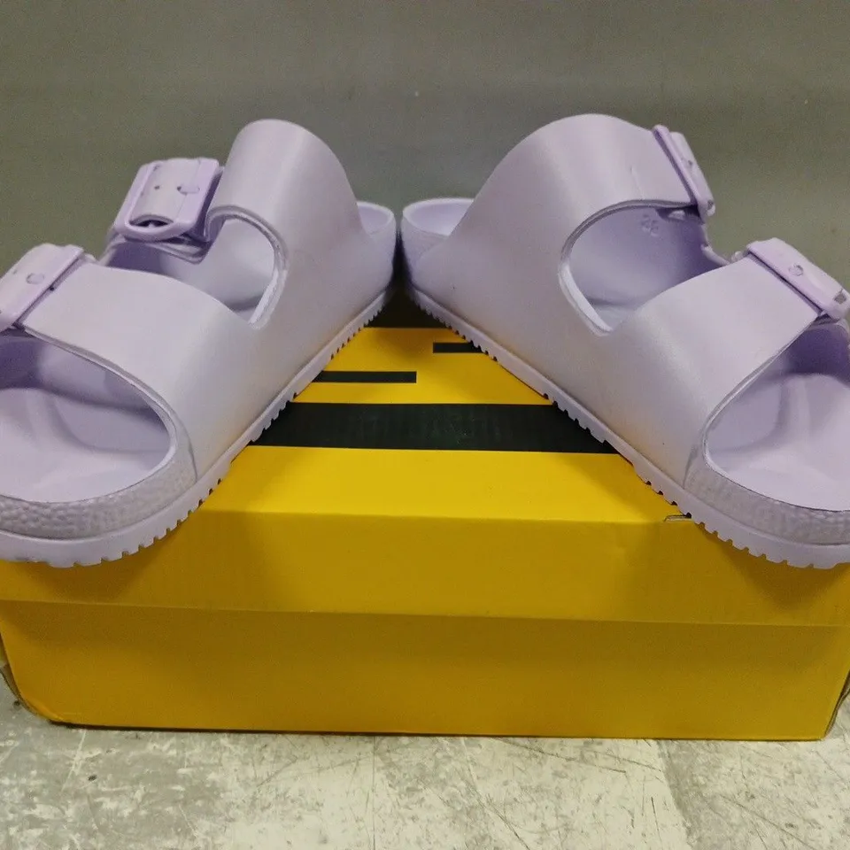 BOXED PAIR OF VICT POPU OPEN TOE SANDALS IN LILAC SIZE EU 39
