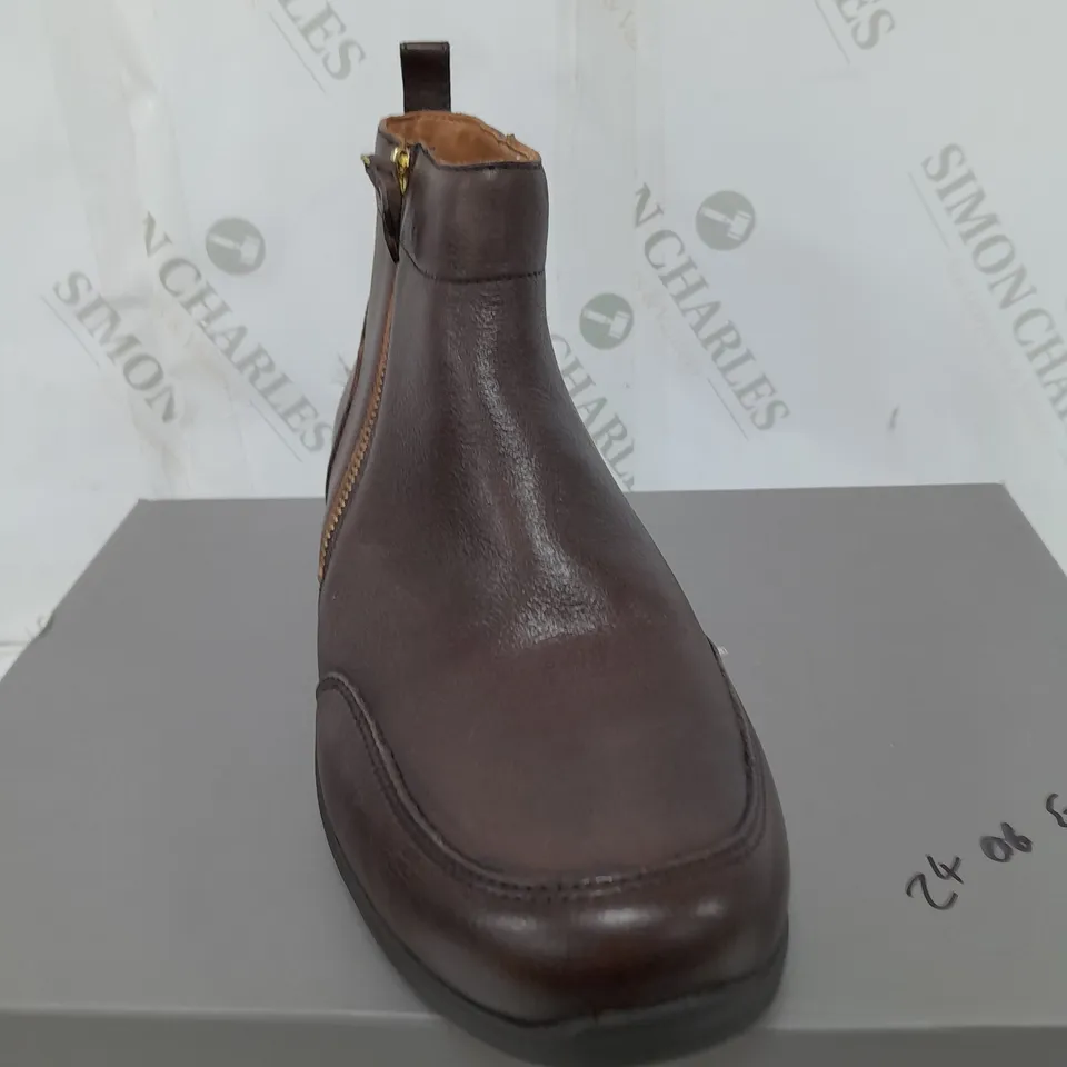 VIONIC LOIS FULL GRAIN CHUKKA FLAT BOOT - SIZE 7.5