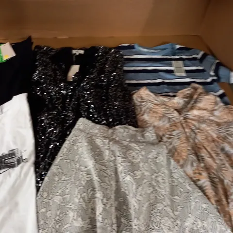 LARGE QUANTITY OF ASSORTED CLOTHING ITEMS TO INCLUDE BODEN, JACK & JONES AND MOOCHY