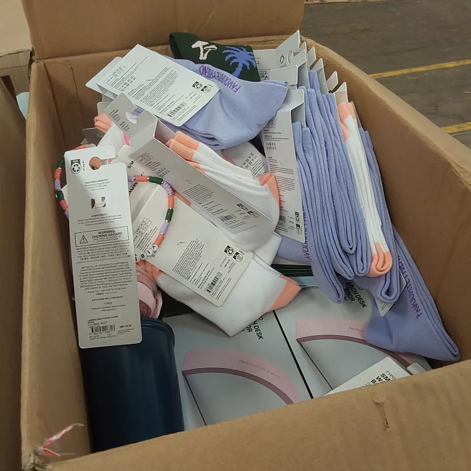 PALLET CONTAINING A WIDE RANGE OF BRAND NEW PRODUCTS TO INCLUDE ITEMS SUCH AS: CLOTHES, SCENTED CANDLES, PILLOWS, GREETING CARDS, WATER BOTTLES ECT