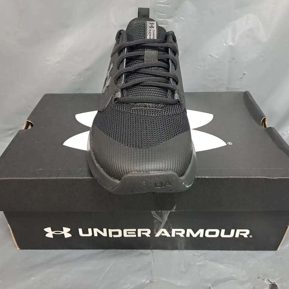 BOXED PAIR OF UNDER ARMOUR CHARGED COMMIT TR 4 TRAINERS IN BLACK SIZE UK 8