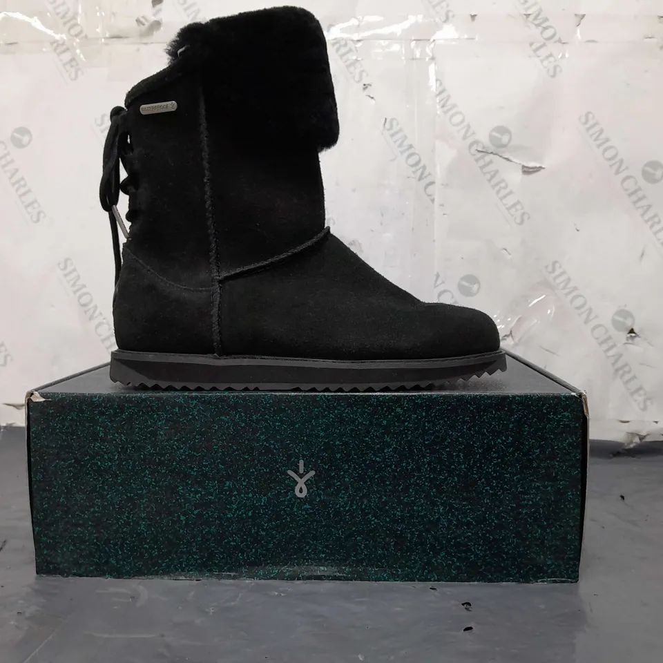 BOXED PAIR OF EMU AUSTRALIA BIRDWOOD WATERPROOF SHEEPSKIN BOOTS - BLACK, SIZE 6