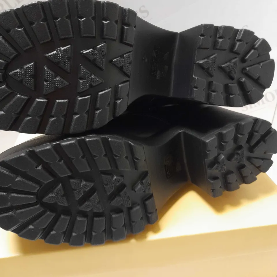 KOI ASTRO SILVER STAR & MOON CHUNKY BLACK PU/SILVER BOOTS - SIZE 6