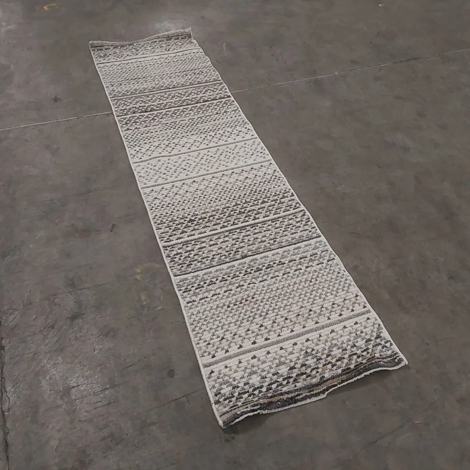 QUALITY DESIGNER RUG - APPROXIMATELY 230 x 58cm