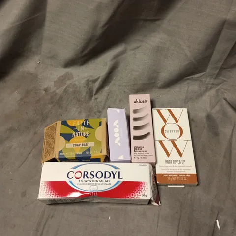 APPROXIMATELY 15 X ASSORTED COSMETIC ITEMS TO INCLUDE COLOR WOW ROOT COVER UP, UKLASH BOOST MASCARA, CORSODYL, SOAP BAR, LIPGLOSS ETC