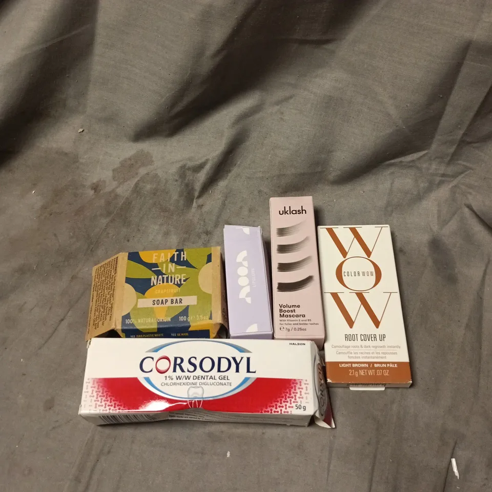 APPROXIMATELY 15 X ASSORTED COSMETIC ITEMS TO INCLUDE COLOR WOW ROOT COVER UP, UKLASH BOOST MASCARA, CORSODYL, SOAP BAR, LIPGLOSS ETC