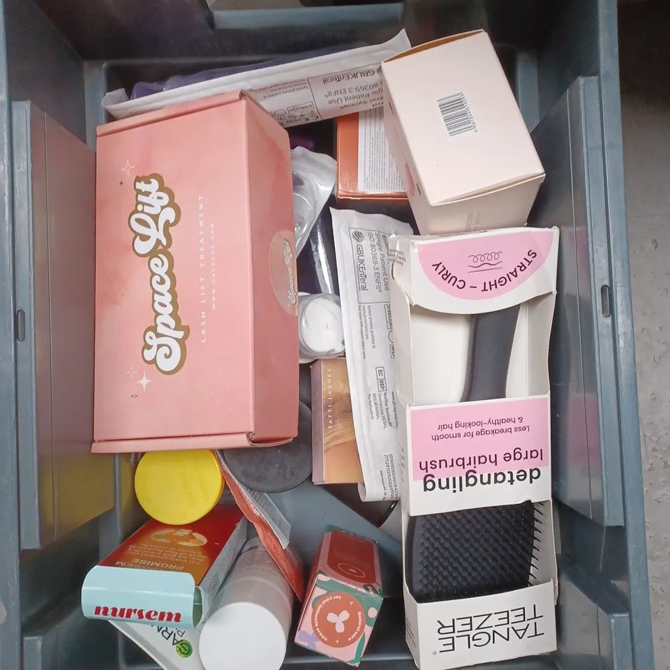 APPROXIMATELY 20 ASSORTED COSMETIC PRODUCTS TO INCLUDE ELF BIG MOOD MASCARA, DR ORGANIC MOROCCAN OIL SHAMPOO AND NEUTROGENA BODY LOTION