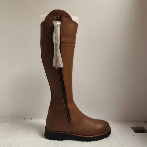 BOXED PAIR OF FAIRFAX & FAVOR LADIES NARROW FIT EXPLORER KNEE-HIGH BOOTS IN OAK LEATHER SIZE UK 6