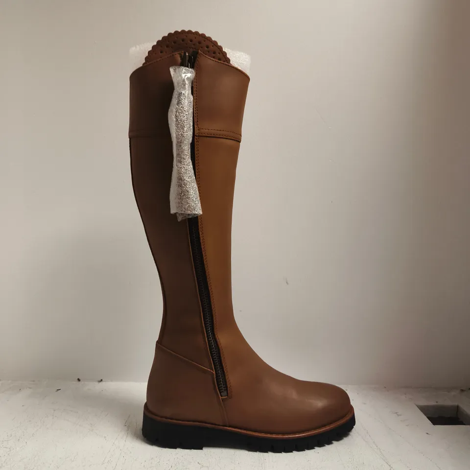 BOXED PAIR OF FAIRFAX & FAVOR LADIES NARROW FIT EXPLORER KNEE-HIGH BOOTS IN OAK LEATHER SIZE UK 6