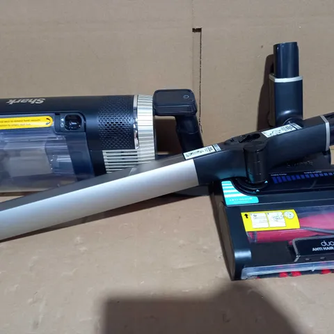 SHARK STRATOS CORDLESS VACUUM W/ANTI HAIR WRAP & CLEAN SENSE IQ IZ400UKT