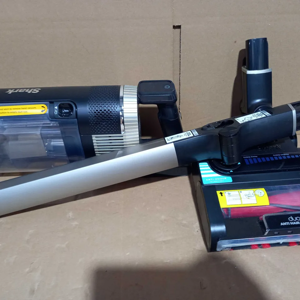 SHARK STRATOS CORDLESS VACUUM W/ANTI HAIR WRAP & CLEAN SENSE IQ IZ400UKT