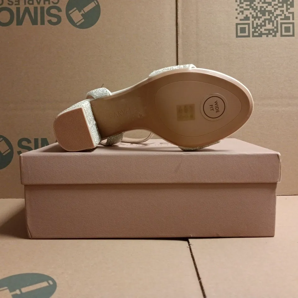 BOXED PAIR OF CARVELA OPEN TOE KIANNI WIDE FIT BLOCK HEEL SANDALS IN WHITE W. DIAMANTE EFFECT SIZE EU 39