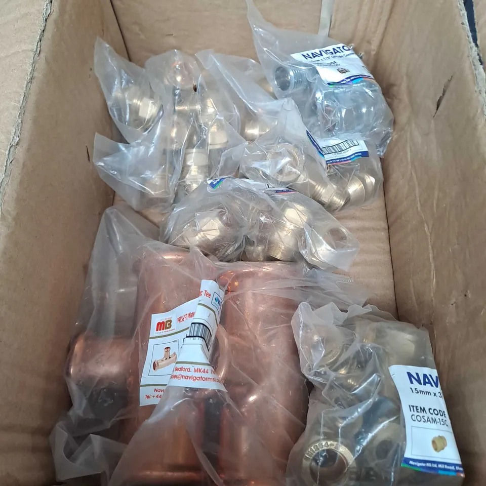 NAVIGATOR BOX OF APPROX 10 ITEMS TO INCLUDE STRAIGHT CONNECTORS, COUPLINGS ANDREDUCING TEES
