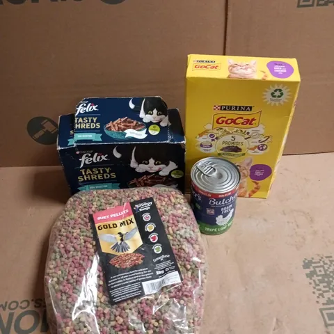 APPROXIMATELY 10 ASSORTED PET FOOD PRODUCTS TO INCLUDE PURINA GOCAT, SUET PELLETS GOLD MIX, FELIX TATSY SHREDS, ETC