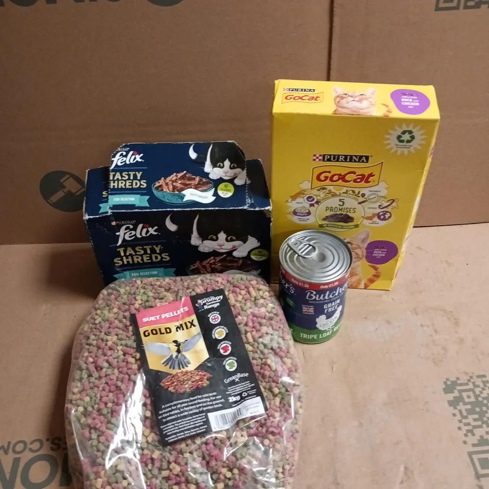 APPROXIMATELY 10 ASSORTED PET FOOD PRODUCTS TO INCLUDE PURINA GOCAT, SUET PELLETS GOLD MIX, FELIX TATSY SHREDS, ETC