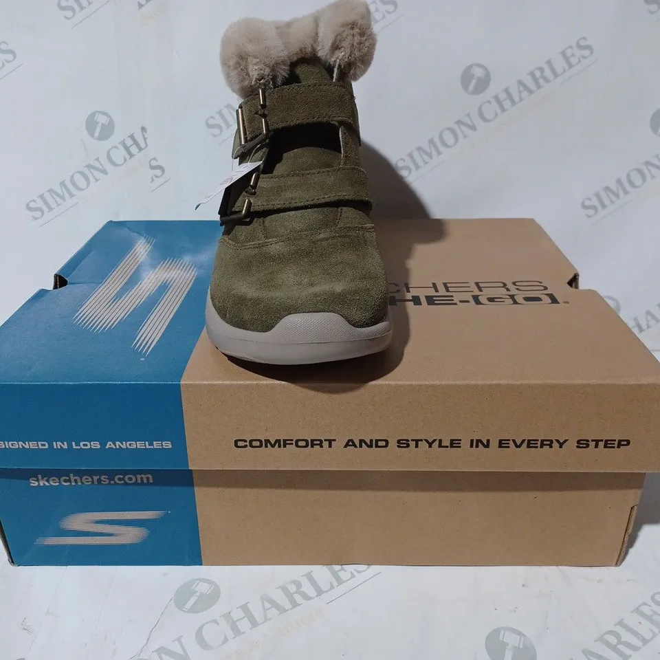 PAIR OF SKECHERS WINTER FLING ON THE GO BOOTS OLIVE SIZE 5