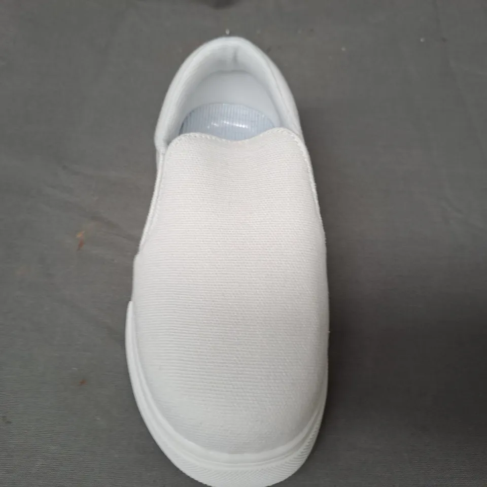 BOXED PAIR OF DESIGNER KIDS CANVAS SLIP-ON SHOES IN WHITE EU SIZE 30