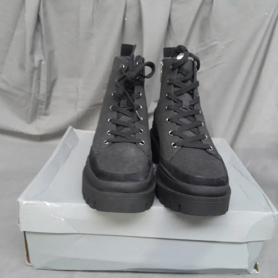 BOXED PAIR OF VIONIC ASPEN MILLIE LACE UP HIKER BOOTS IN BLACK SIZE 7 