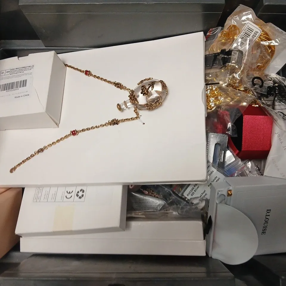 APPROXIMATELY 15 ASSORTED JEWELLERY ITEMS TO INCLUDE BRANDS SUCH AS D.LOUISE, POEDAGAR, FANCI ME, ETC