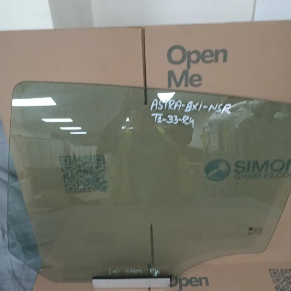 GLASS WINDOW PANEL FOR AN ASTRA CAR