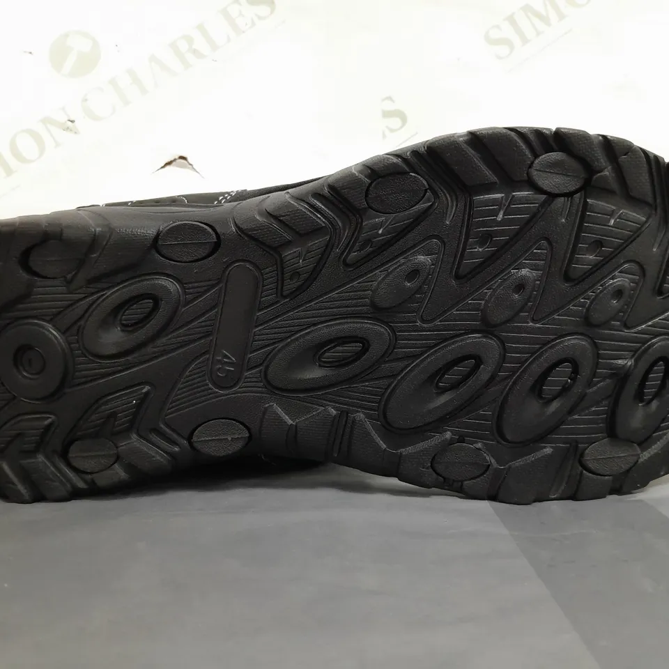 BOXED PAIR OF DESIGNER OPEN TOE SANDALS IN BLACK EU SIZE 45