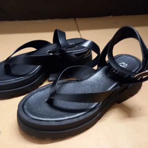 PAIR OF NO DOUBT STRAPPY BLACK SHOES - 4/37