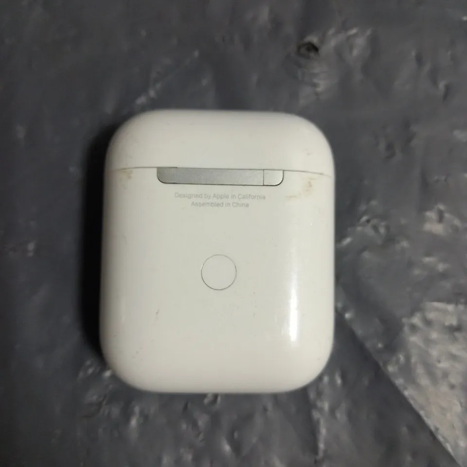 PAIR OF APPLE AIRPODS IN WHITE