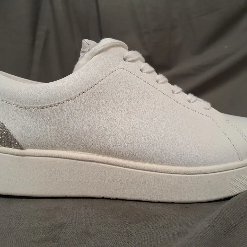BOXED PAIR OF FITFLOP RALLY CRYSTAL-BACKTAB LEATHER SNEAKERS IN WHITE/SILVER UK SIZE 3