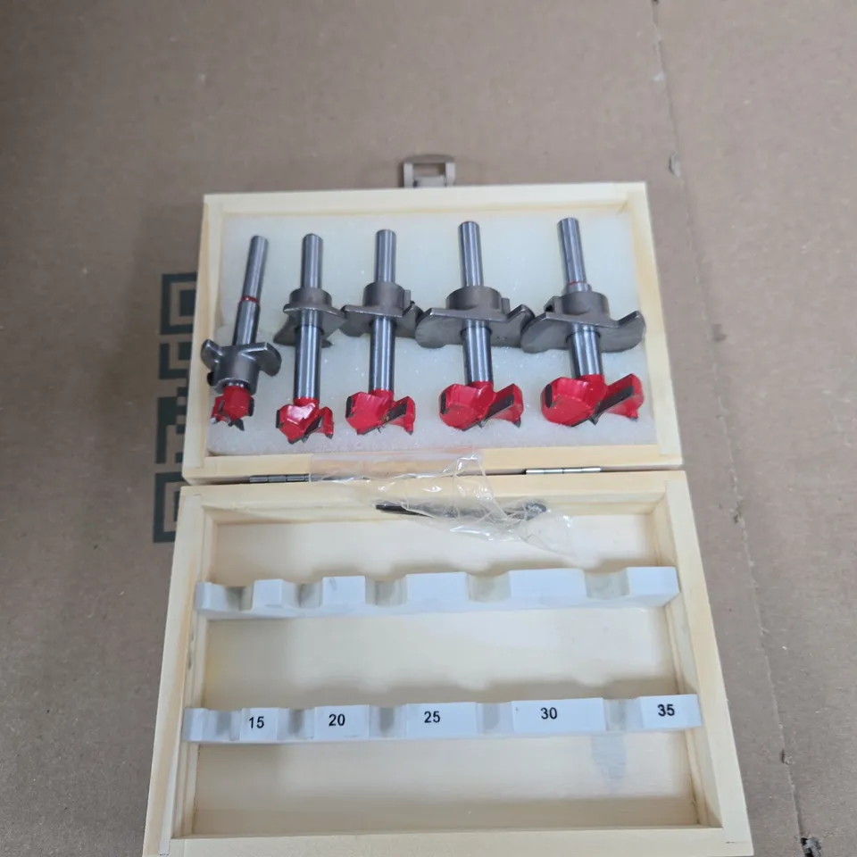 SET OF 5 DRILL BITS IN WOODEN CASE (15–35 MM) 