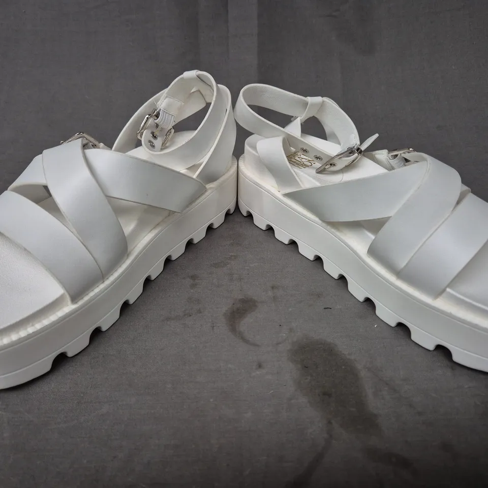 BOXED PAIR OF WHERE'S THAT FROM OPEN TOE PLATFORM STRAPPY SANDALS IN WHITE UK SIZE 7