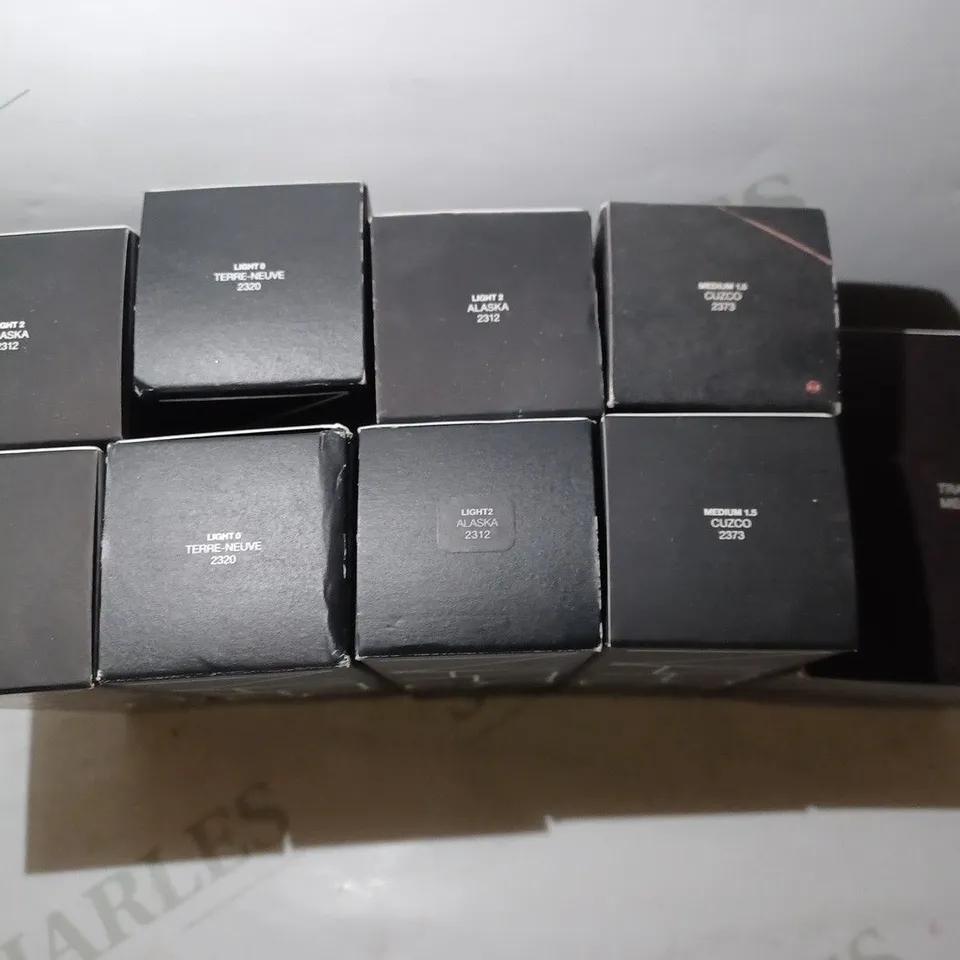 LOT OF APPROX 10 ASSORTED BEAUTY PRODUCTS TO INCLUDE VARIOUS SHADES OF NARS TINTED MOISTURIZER & LAURA MERCIER TRANSLUCENT LOOSE SETTING POWDER #MEDIUM DEEP