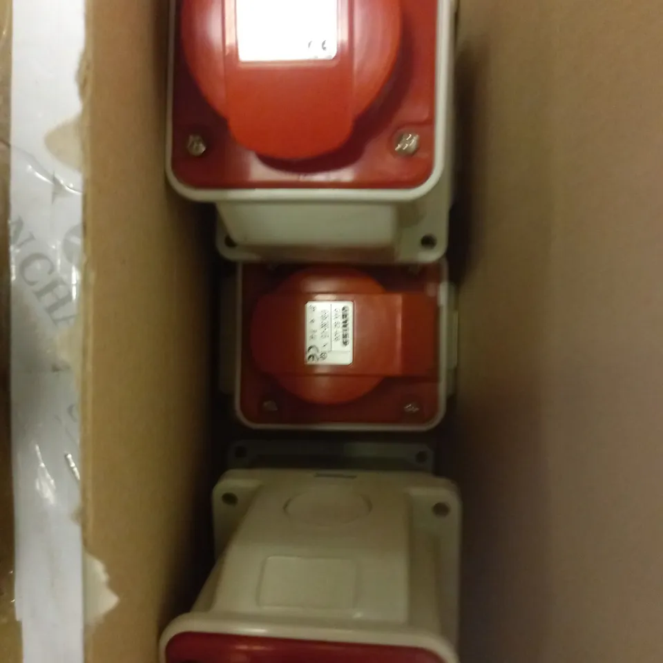 LOT TO CONTAIN 7 X GEWISS 5-PIN PLUGS 