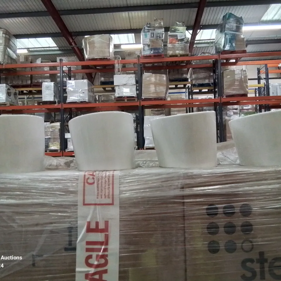 PALLET CONTAINING LARGE AMOUNT OF TILTED SIDE POTS/RAMEKINS (GREEN AND WHITE)