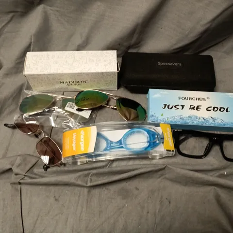 APPROXIAMTELY 15 ASSORTED SUNGLASSES/SPECTACLES IN VARIOUS DESIGNS TO INCLUDE BRANDS SUCH AS MADISON AVENUE, VORGEE, SPECSAVERS, ETC