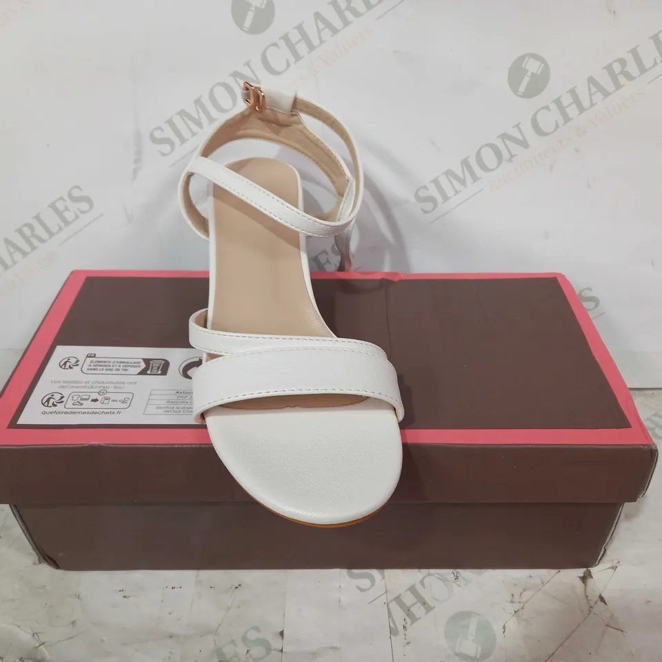 BOXED PAIR OF DESIGNER LOW HEEL OPEN TOE SANDALS IN WHITE EU SIZE 36