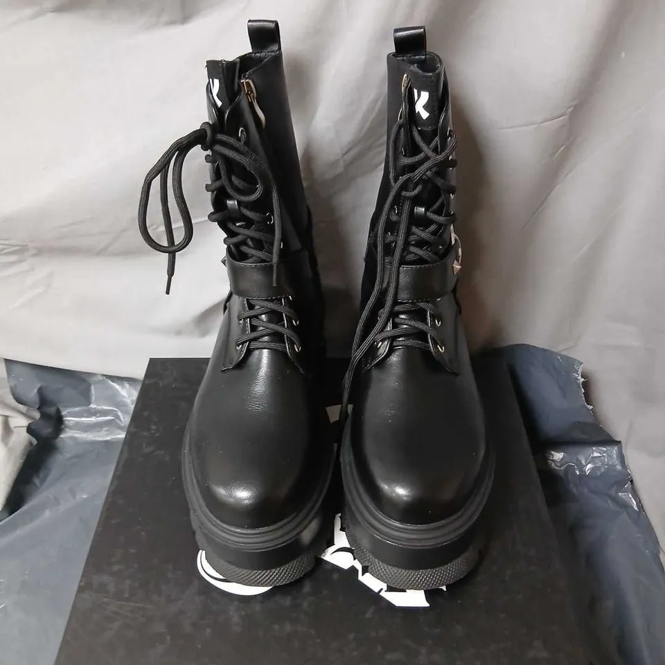 KOI X GHOST THE MINISTRY CRUCIFIX MILITARY BOOTS – BLACK, UK6 (KA00733-UK6)