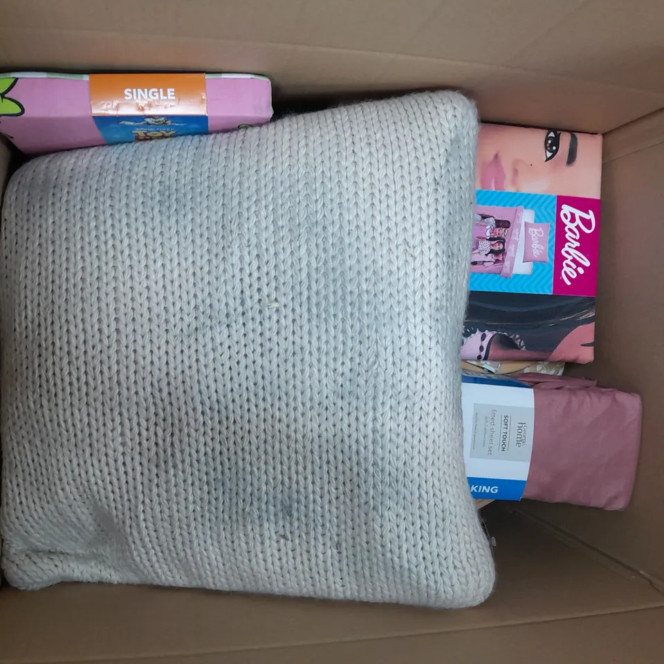 APPROXIMATELY 8 ASSORTED HOUSEHOLD ITEMS TO INCLUDE VARIOUS BEDDING IN VARIOUS SIZES AND STYLES