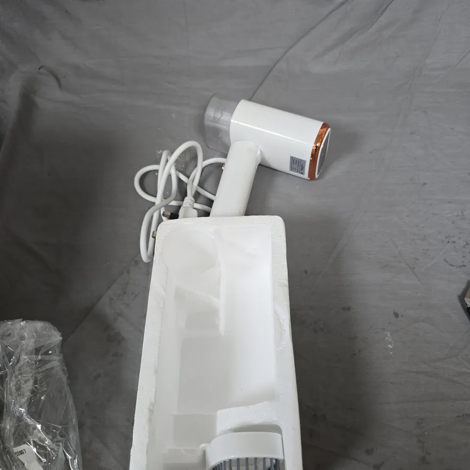 HANDHELD GARMENT STEAMER – WHITE WITH COPPER TRIM (1000W, 120ML)