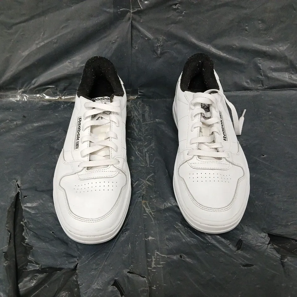 UNBOXED PAIR OF REEBOK CLASSICS WHITE UK 9.5