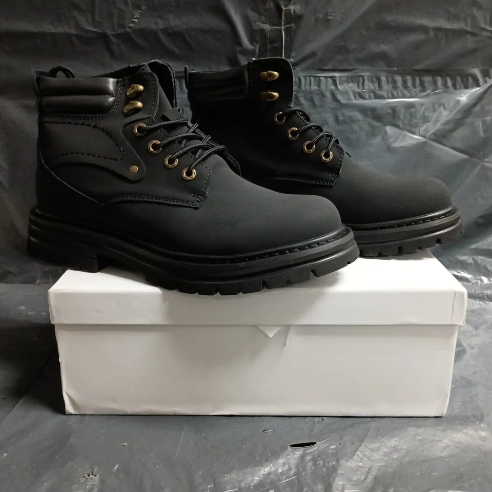 BOXED PAIR OF CONZURI ANKLE BOOTS IN BLACK SIZE UK 9