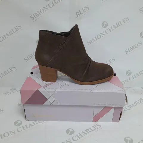 BOXED PAIR SKECHERS WATER RESISTANT CITY BOOTS IN CHOCOLATE SIZE 4