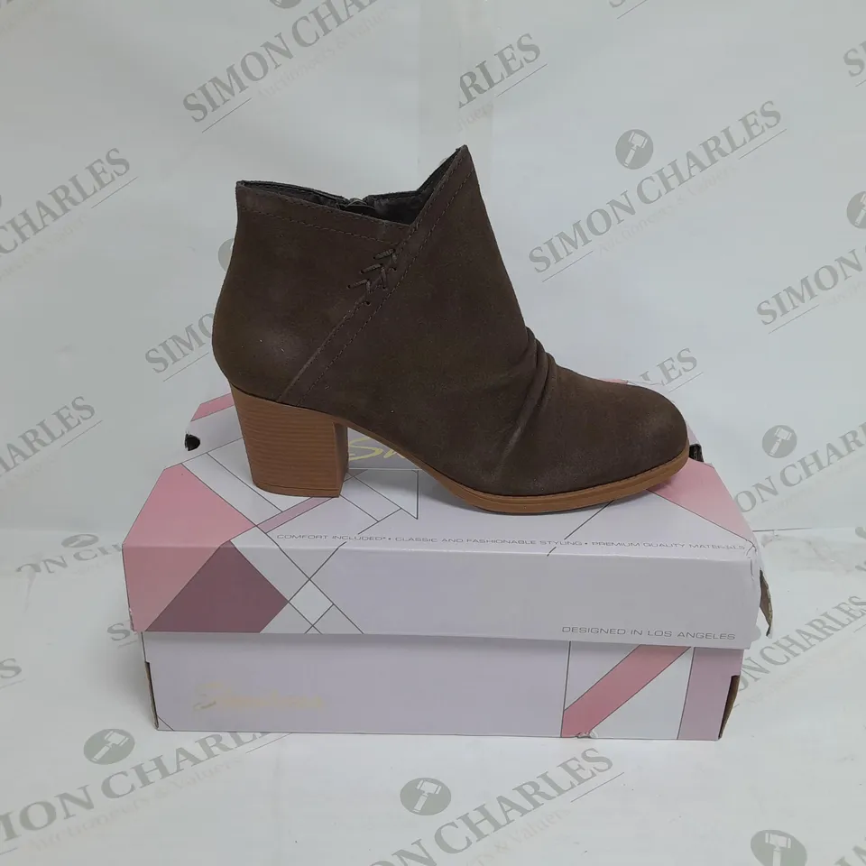 BOXED PAIR SKECHERS WATER RESISTANT CITY BOOTS IN CHOCOLATE SIZE 4