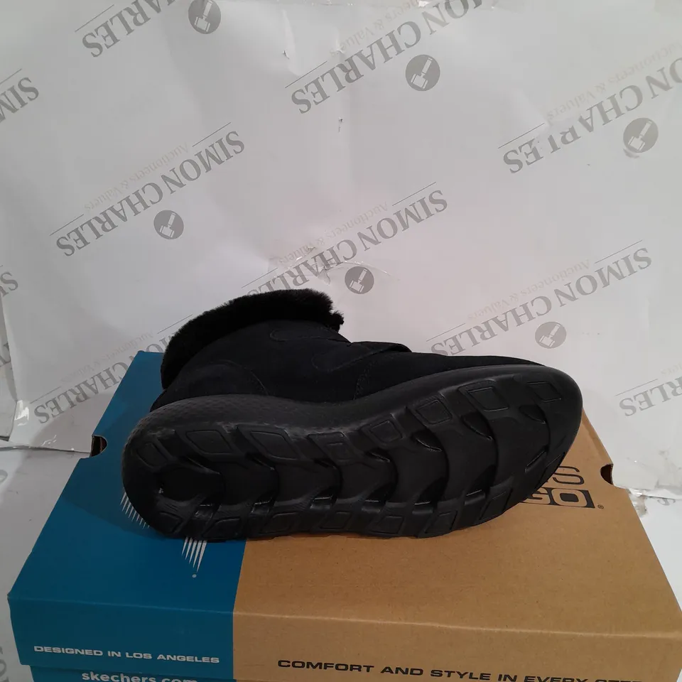 PAIR OF SKECHERS WINTER ON THE GO FAUX FUR TRIM BOOTS, BLACK - SIZE 5